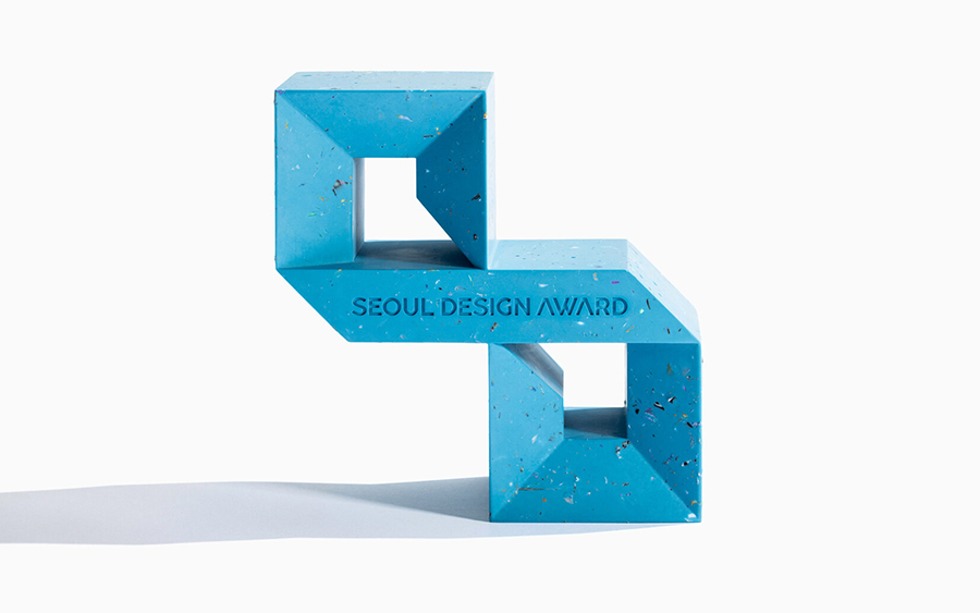 Trofeo Seoul Design Award, scultura blu formata da due cornici cubiche con apertura passante unite da una fascia diagonale